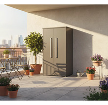 Scène de balcon avec armoire à outils, table, chaises et plantes en pot.