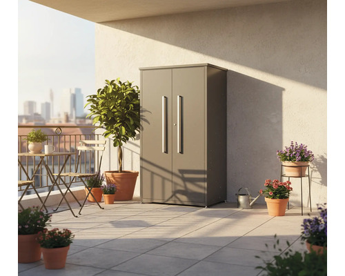 Scène de balcon avec armoire à outils, table, chaises et plantes en pot.