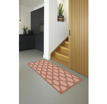 Flur mit Musterteppich, Treppe und Küchenzeile