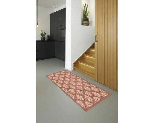 Flur mit Musterteppich, Treppe und Küchenzeile