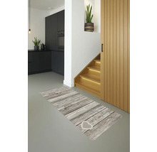 Flur mit Küchenzeile, Treppe und Teppich mit Holzoptik