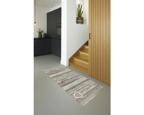 Flur mit Küchenzeile, Treppe und Teppich mit Holzoptik