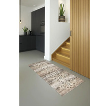 Szene eines Eingangsflurs mit einem Läufer im Holzdesign vor einer Treppe und einer Küchentheke