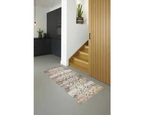 Szene eines Eingangsflurs mit einem Läufer im Holzdesign vor einer Treppe und einer Küchentheke