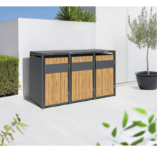 Trois abris poubelles en métal gris et bois en extérieur