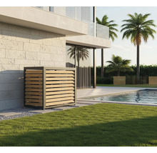 Aussenaufnahme einer Klimaanlagenverkleidung aus Holzlatten an einer Hauswand neben einem Pool