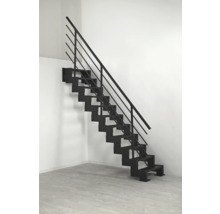 Schwarze Treppe mit Geländer vor einer weißen Wand