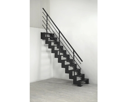 Schwarze Treppe mit Geländer vor einer weißen Wand