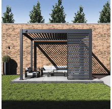 Pergola moderne avec toit à lamelles et coin salon dans le jardin.