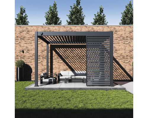 Pergola moderne avec toit à lamelles et coin salon dans le jardin.