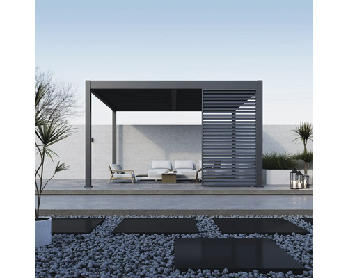 Pergola de terrasse avec toit à lamelles et coin salon dans le jardin