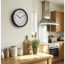 Scène de cuisine avec horloge murale, plan de travail en bois et appareils de cuisine