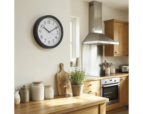 Scène de cuisine avec horloge murale, plan de travail en bois et appareils de cuisine