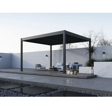Aménagement de terrasse moderne avec pergola, coin salon et éléments décoratifs