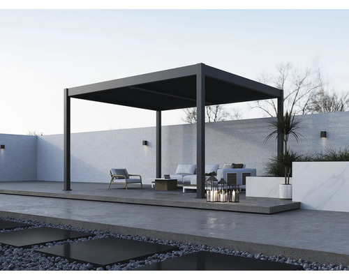 Aménagement de terrasse moderne avec pergola, coin salon et éléments décoratifs