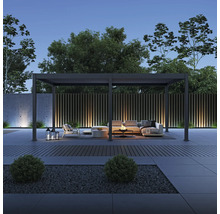 Scène crépusculaire avec pavillon, coin salon et éclairage décoratif dans le jardin.