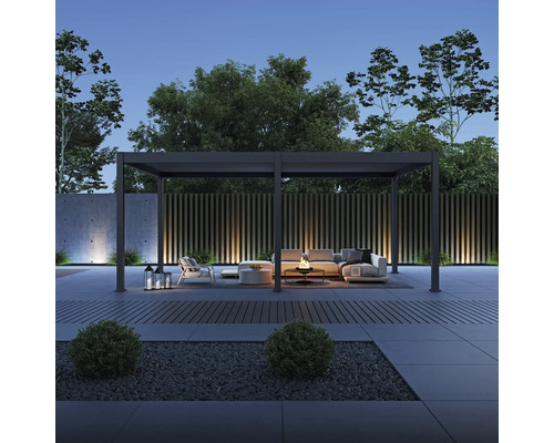 Scène crépusculaire avec pavillon, coin salon et éclairage décoratif dans le jardin.