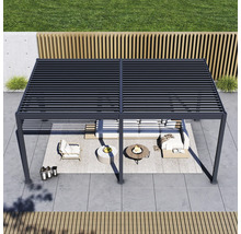 Scène avec une pergola grise à toit de lames, mobilier et décoration de jardin