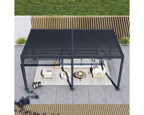 Scène avec une pergola grise à toit de lames, mobilier et décoration de jardin