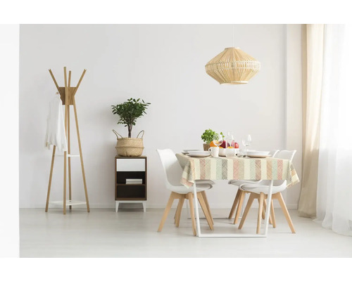 Esszimmer mit Esstisch, Stühlen, Stehlampe, Pflanze und Kommode