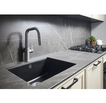 Évier de cuisine avec robinet dans une cuisine moderne