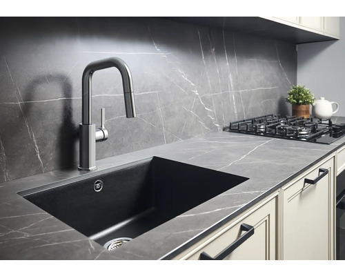Évier de cuisine avec robinet dans une cuisine moderne