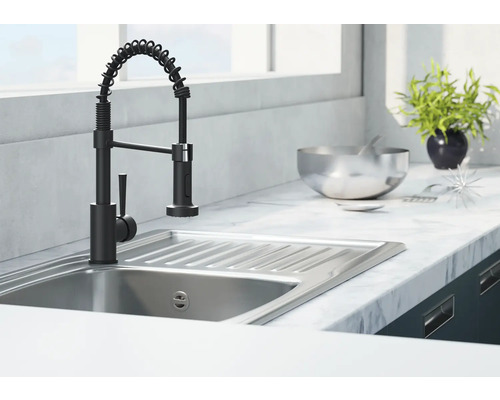 Évier de cuisine avec robinet noir et tuyau en spirale
