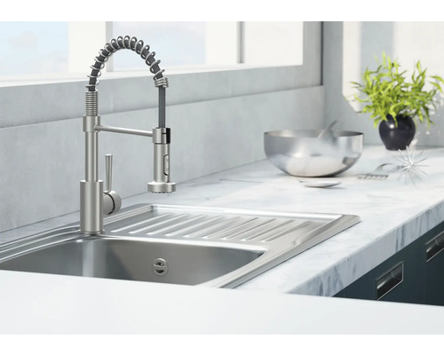 Évier de cuisine avec robinet en spirale dans une cuisine claire