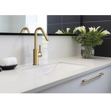 Modernes Badezimmer mit Armatur, Waschbecken und Accessoires