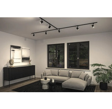 Salon avec rail de plafond moderne avec spots, canapé et commode