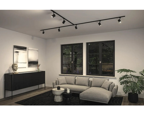 Salon avec rail de plafond moderne avec spots, canapé et commode