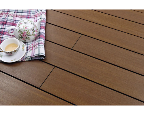 Terrassendielen mit Teetasse und Teekanne auf einem Tuch