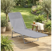 Chaise longue de jardin grise sur une terrasse en bois dans un jardin