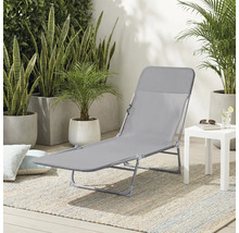 Chaise longue grise avec table d'appoint à l'extérieur