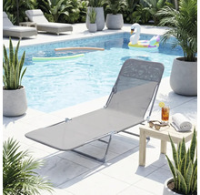 Scène de piscine avec chaise longue, table d'appoint, boisson et décoration