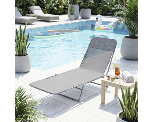 Scène de piscine avec chaise longue, table d'appoint, boisson et décoration