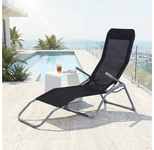 Chaise longue avec dossier réglable et porte-boissons à côté d'une piscine