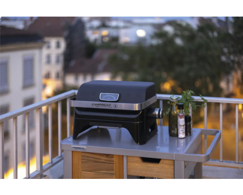 Barbecue à gaz CampinGaz sur une table de jardin sur un balcon
