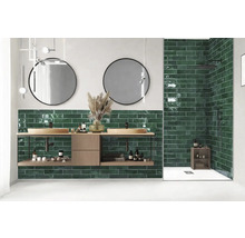 Salle de bains moderne avec lavabos, miroirs, carreaux verts et douche