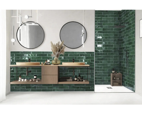 Salle de bains moderne avec lavabos, miroirs, carreaux verts et douche