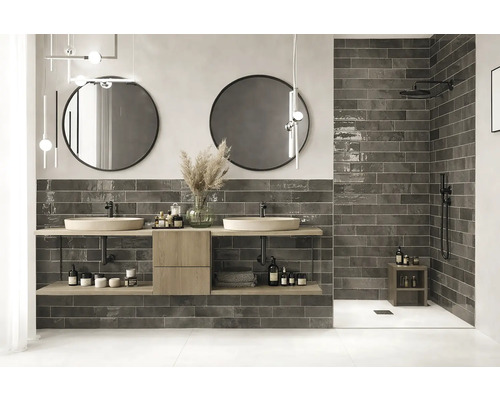 Salle de bain moderne avec double vasque, miroirs ronds et carreaux foncés