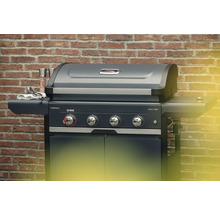 Barbecue à gaz CampinGaz avec quatre brûleurs et brûleur latéral devant un mur de briques