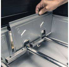 Insertion d'un élément de gril dans un barbecue