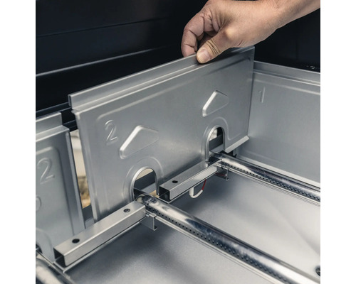 Insertion d'un élément de gril dans un barbecue