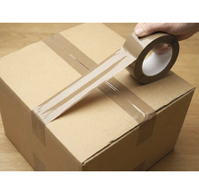 Carton d'emballage fermé avec du ruban adhésif