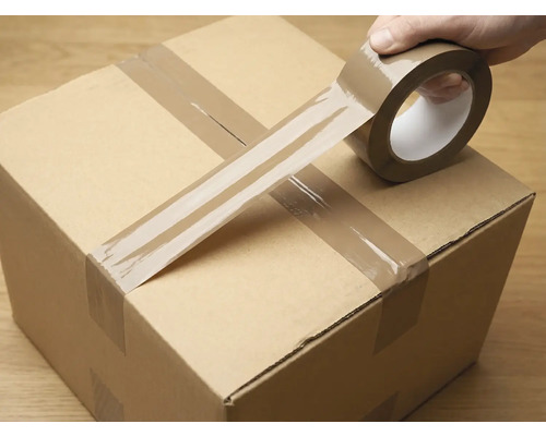 Carton d'emballage fermé avec du ruban adhésif
