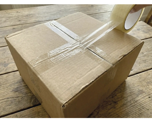 Un carton est fermé avec du ruban adhésif transparent.