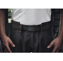 Ceinture en tissu noire avec boucle en métal sur un pantalon de travail