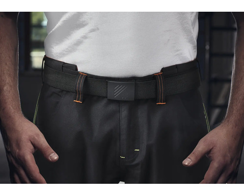 Ceinture en tissu noire avec boucle en métal sur un pantalon de travail