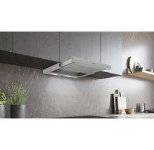 Scène de cuisine avec hotte aspirante sous un élément haut